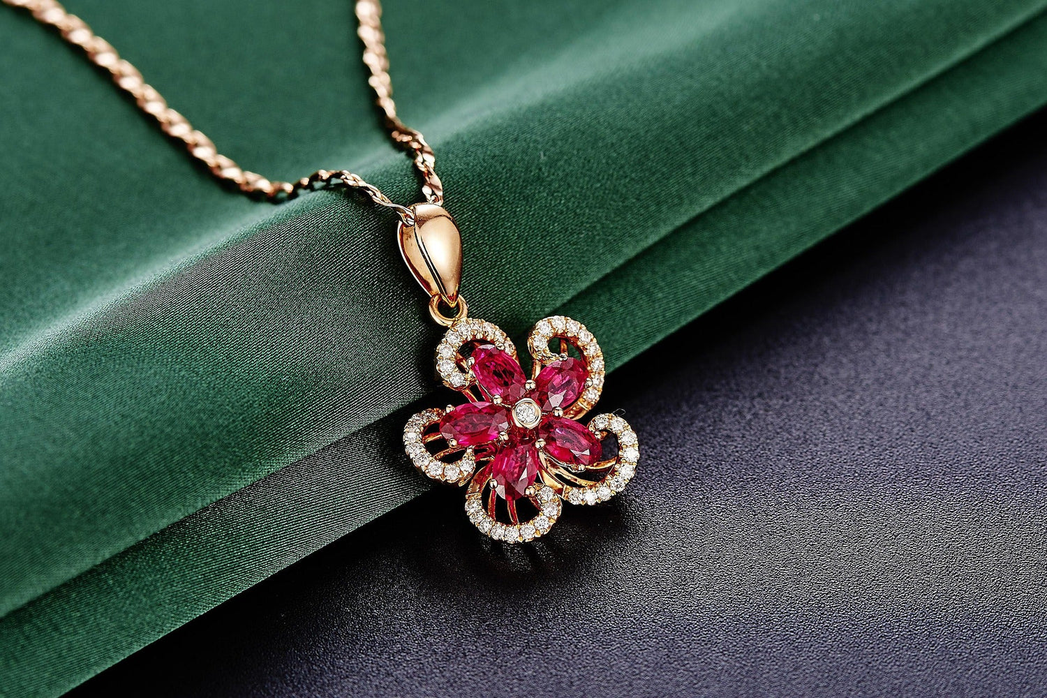 Necklace Image by Bruceandyqq from Pixabay